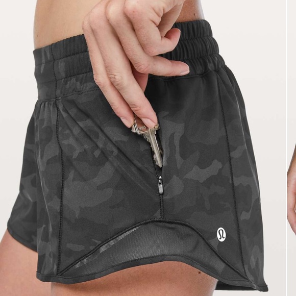 🎁Lululemon Hotty Hot Short lI 2.5”-Incognito Camo Grey/Black Print-8/10🎁